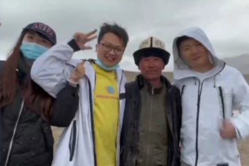 新疆牧民帮游客脱困后骄傲亮党员徽章（中）